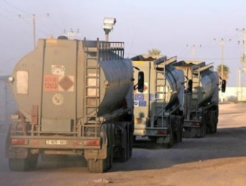 U.S. convoys transport "stolen Syrian oil, grains" to bases in Iraq: media
